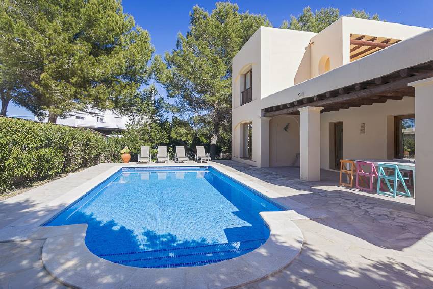 casa con una piscina privada para tomar el sol en ibiza